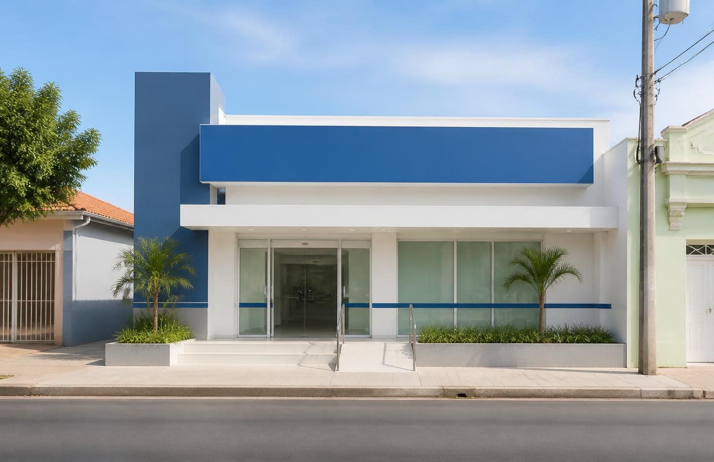 Fachada de unidade de saúde em avenida de cidade do interior